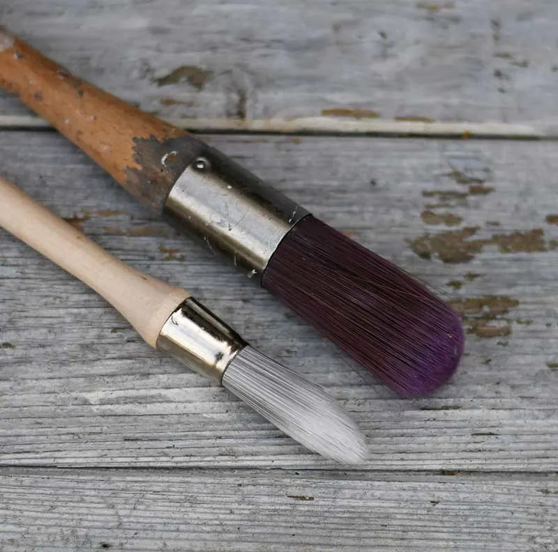 Round tip paint brushes