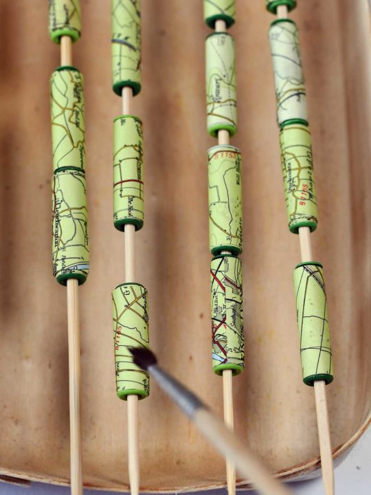 Varnishing the paper beads