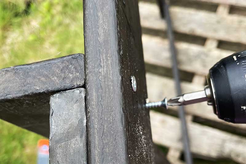 Screwing in wood slat shelves