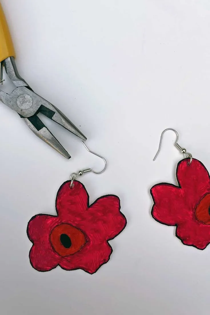 Fixing earring hook to Marimekko flowers