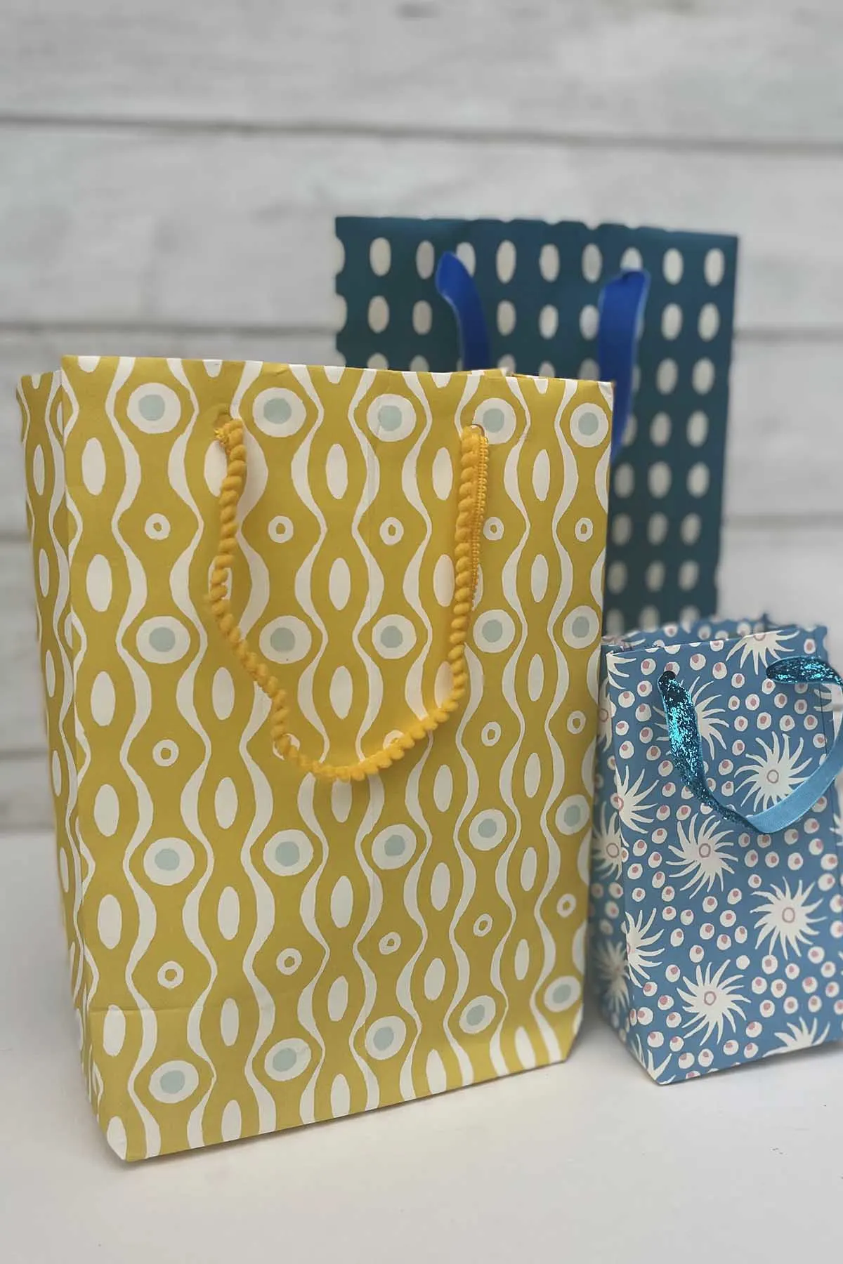 how to make gift bags from wrapping paper.