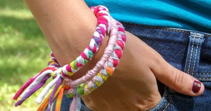 Monochrome Friendship Bracelets | Friendship bracelet patterns, Yarn  bracelets, Bracelet patterns