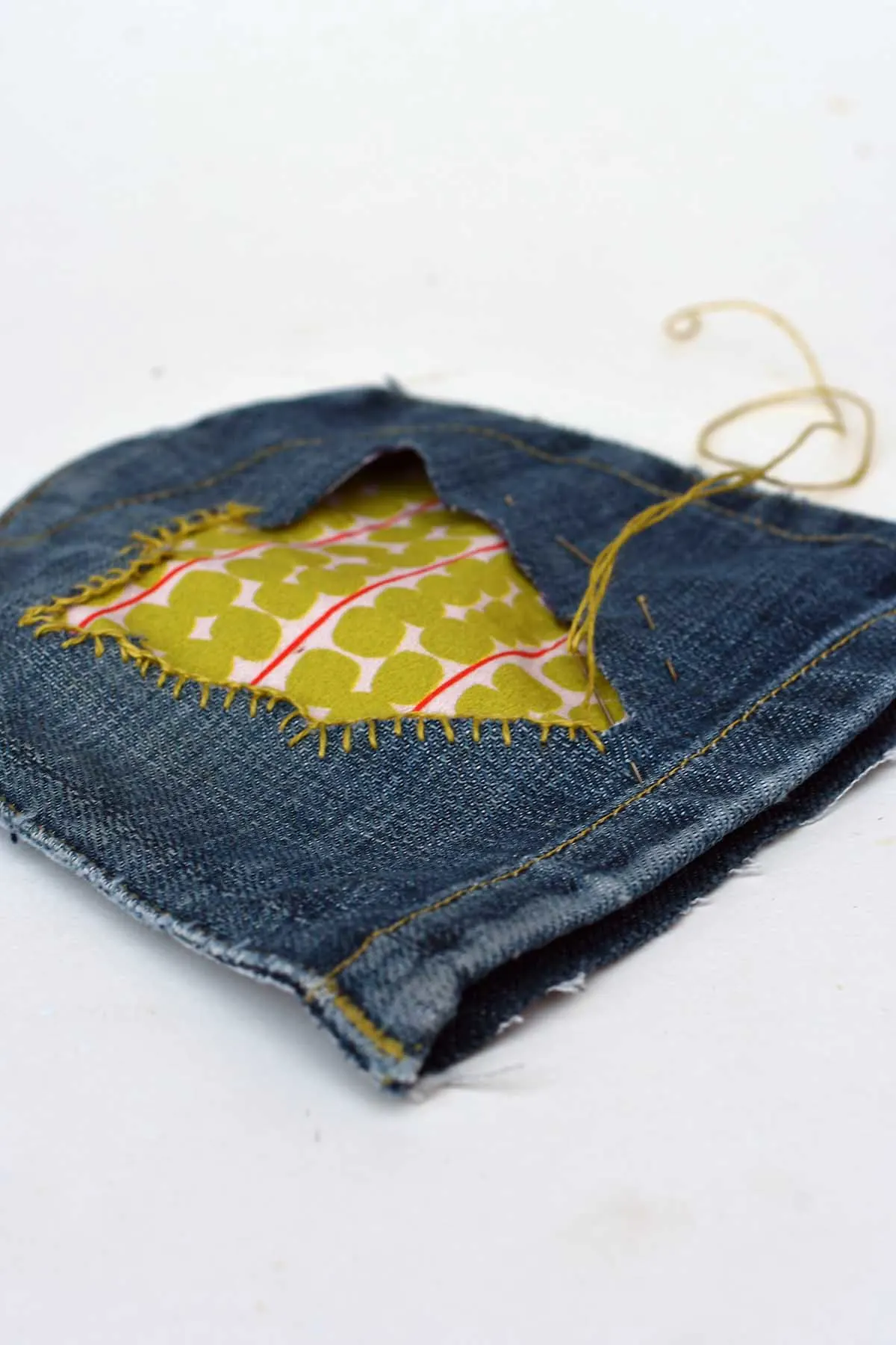 Blanket stitching the applique
