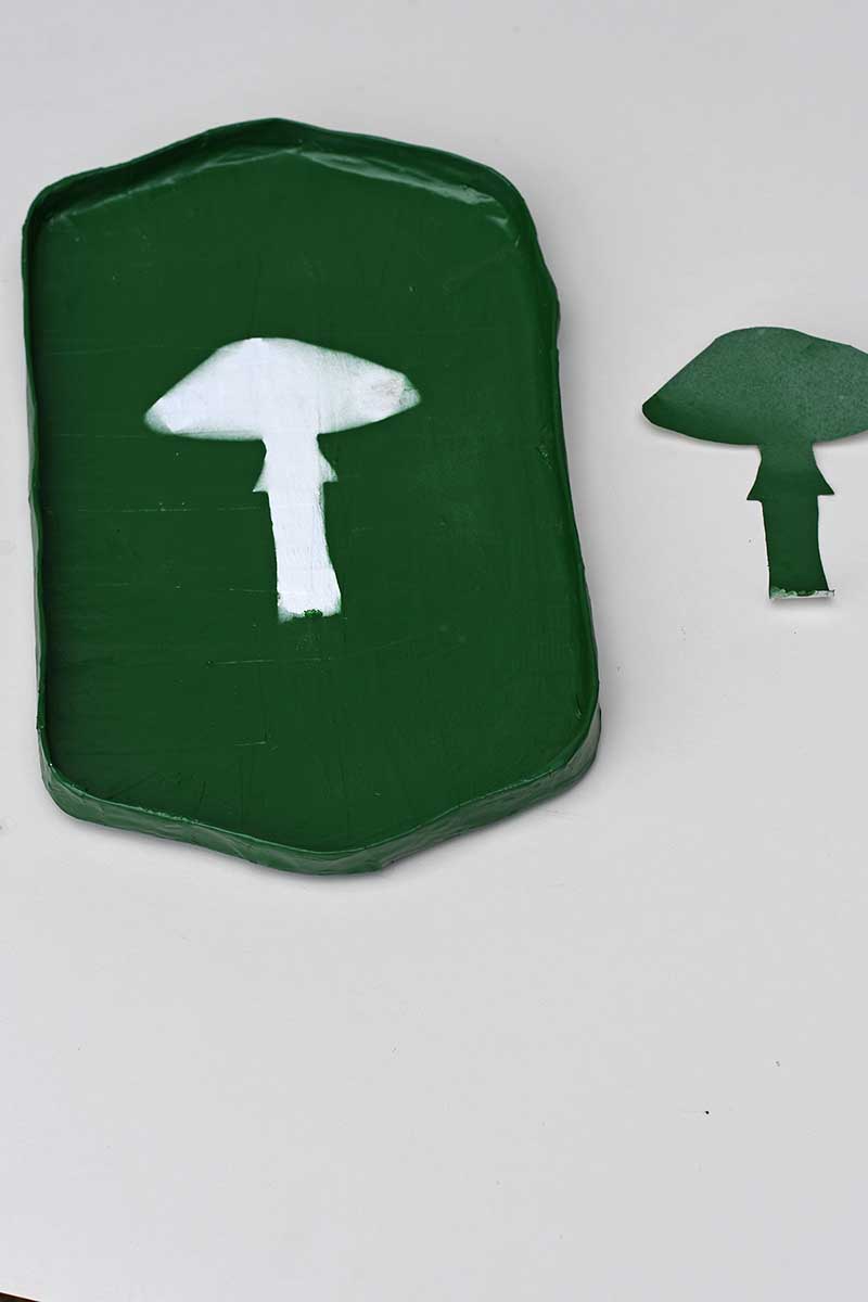 removing the mushroom motive on the green spray painted tray