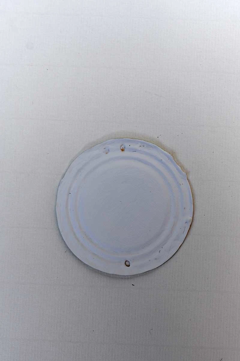 painting the tin can lid white