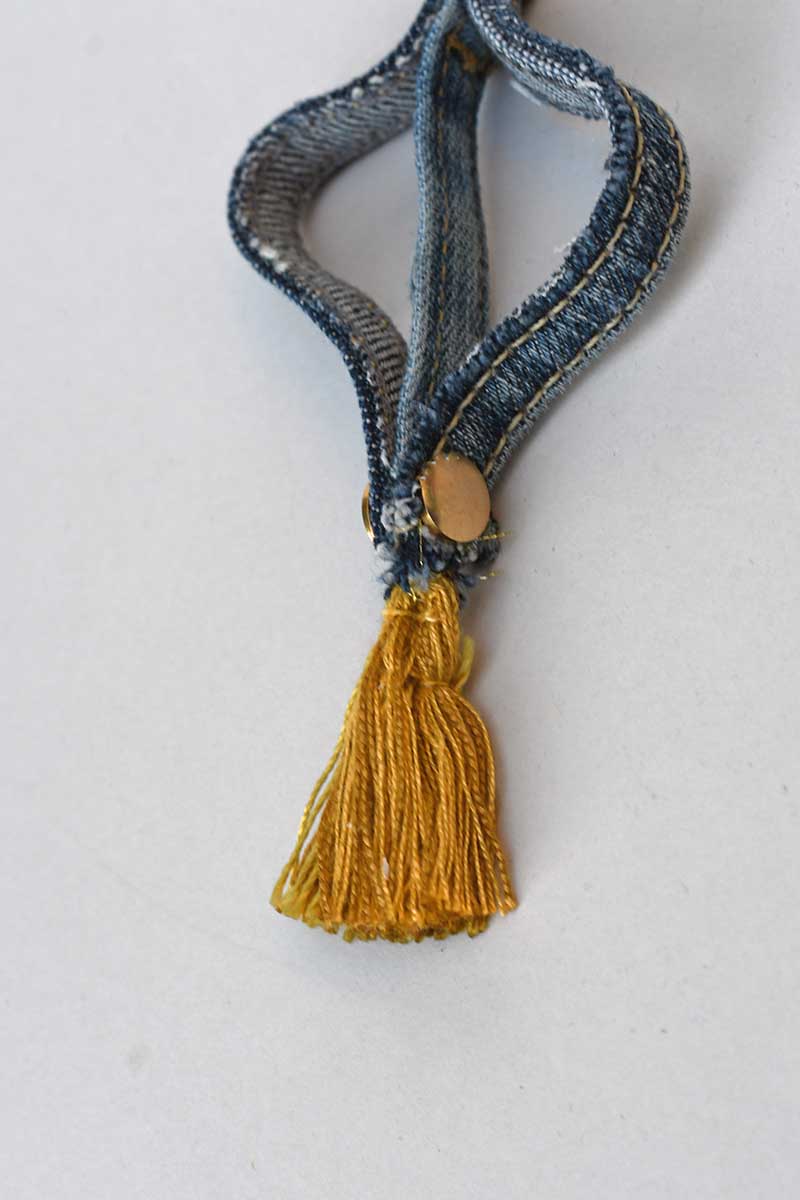 Adding tassel to the bottom of the denim seam ornaments