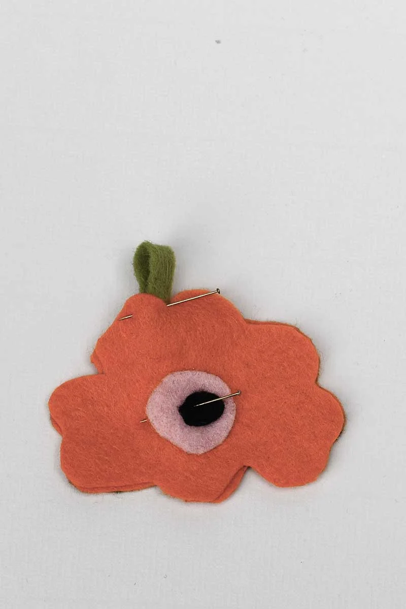 Pinning the poppy together befor stitching