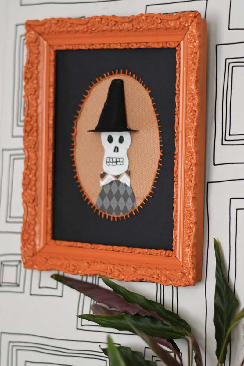 Hanging halloween egg box portrait skull